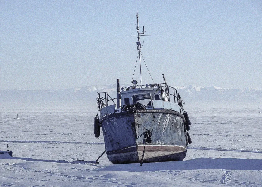 boot uit het water in een sneeuwveld